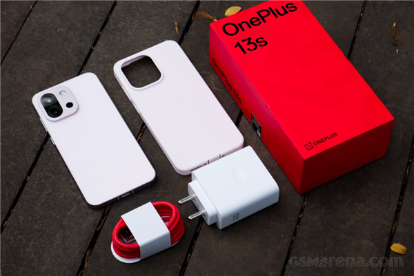 一加13s驚喜亮相海外：驍龍8至尊版小屏旗艦 4600元起