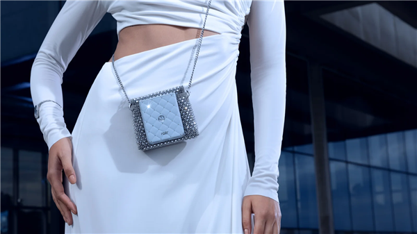 全球首款珠寶小折疊！moto razr 60施華洛世奇限定版發(fā)布：7200元