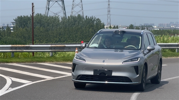 最親民的鴻蒙智行來(lái)了！上汽集團(tuán)總裁賈健旭帶華為余承東試駕尚界H5