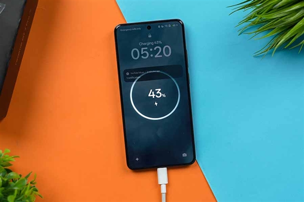 真我GT8 Pro參數(shù)出爐：驍龍8 Elite 2+2K直屏 沖擊高端市場