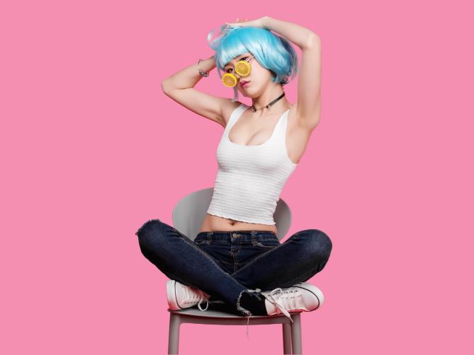 夏日松弛感密碼：闊腿褲 + 薄底鞋的自在風(fēng)尚